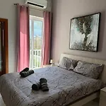 Shoreside Apartment *