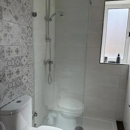 Shoreside Apartment *