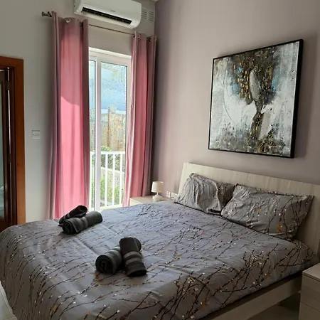 Shoreside Apartment *