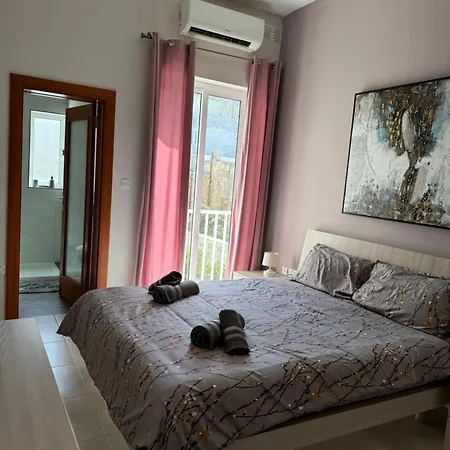 Shoreside Apartment *